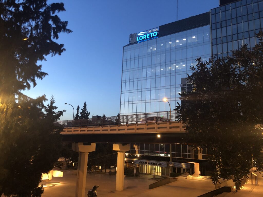 img 6862 edificio noche