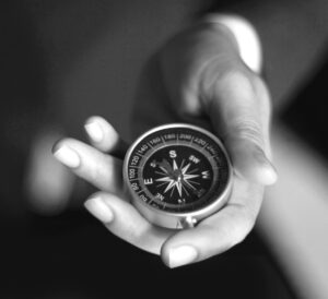 istock 1274394076 mano brujula bn