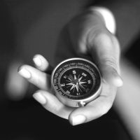 istock 1274394076 mano brujula bn